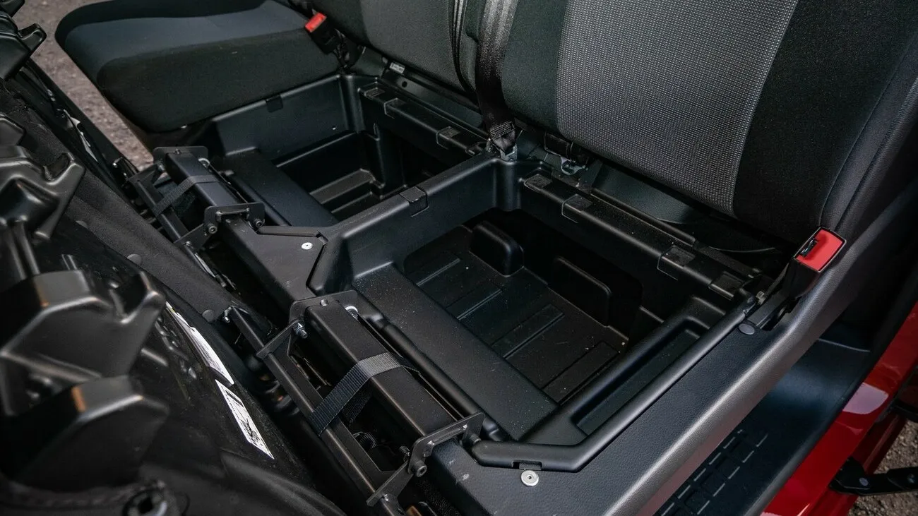 Stauraum unter den Sitzen der Rückbank des Opel Vivaro Doka.