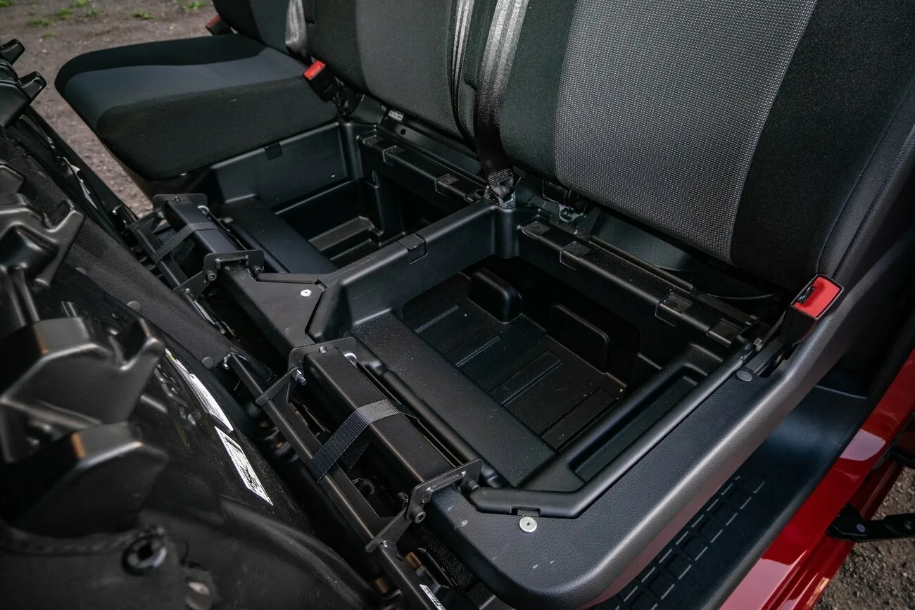 Stauraum unter den Sitzen der Rückbank des Opel Vivaro Doka.