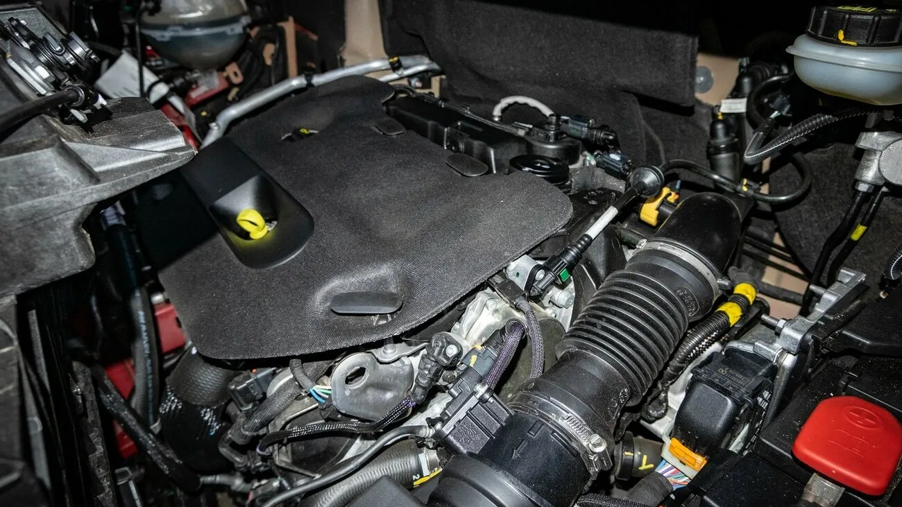 Der Motorraum des Opel Vivaro Doka.