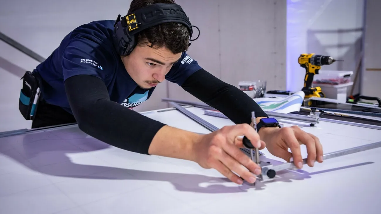Foto von Patrick Gondek bei der Fliesenleger-Arbeit.