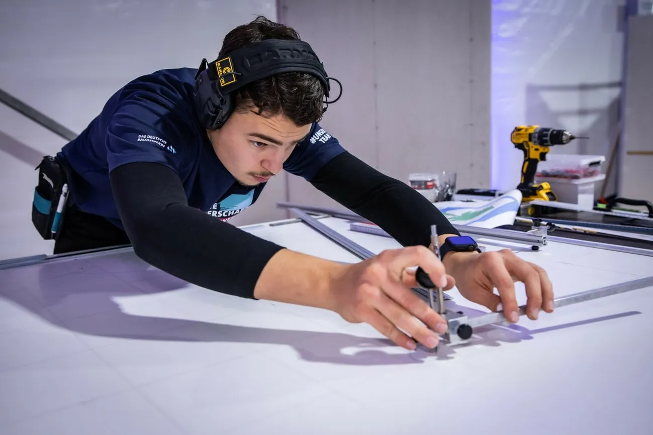 Foto von Patrick Gondek bei der Fliesenleger-Arbeit.
