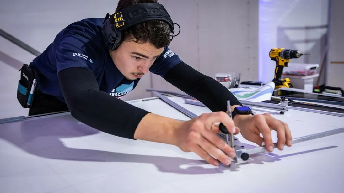 Deutsche Meisterschaft Bauhandwerk 2025 in Feuchtwangen: Patrick Gondek bei der Fliesenleger-Arbeit.