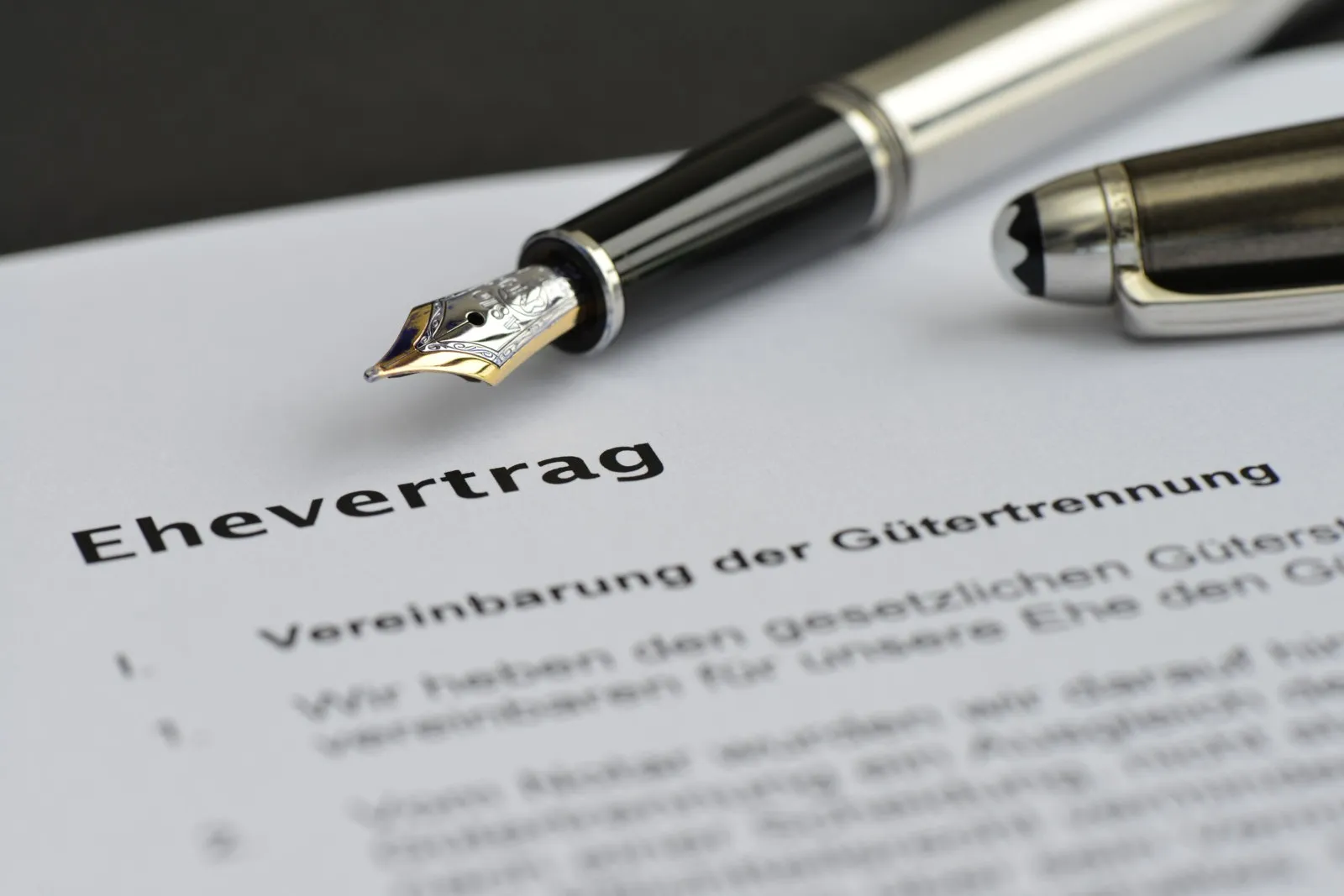 Soll der Ehevertrag eine Abfindung für Unterhaltsverzicht enthalten, ist steuerliche Beratung unverzichtbar.