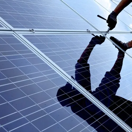 Handwerker installiert eine Photovoltaikanlage