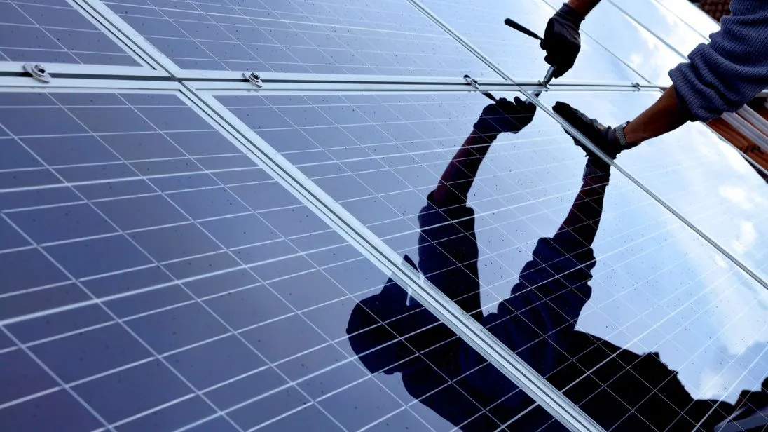 Handwerker installiert eine Photovoltaikanlage