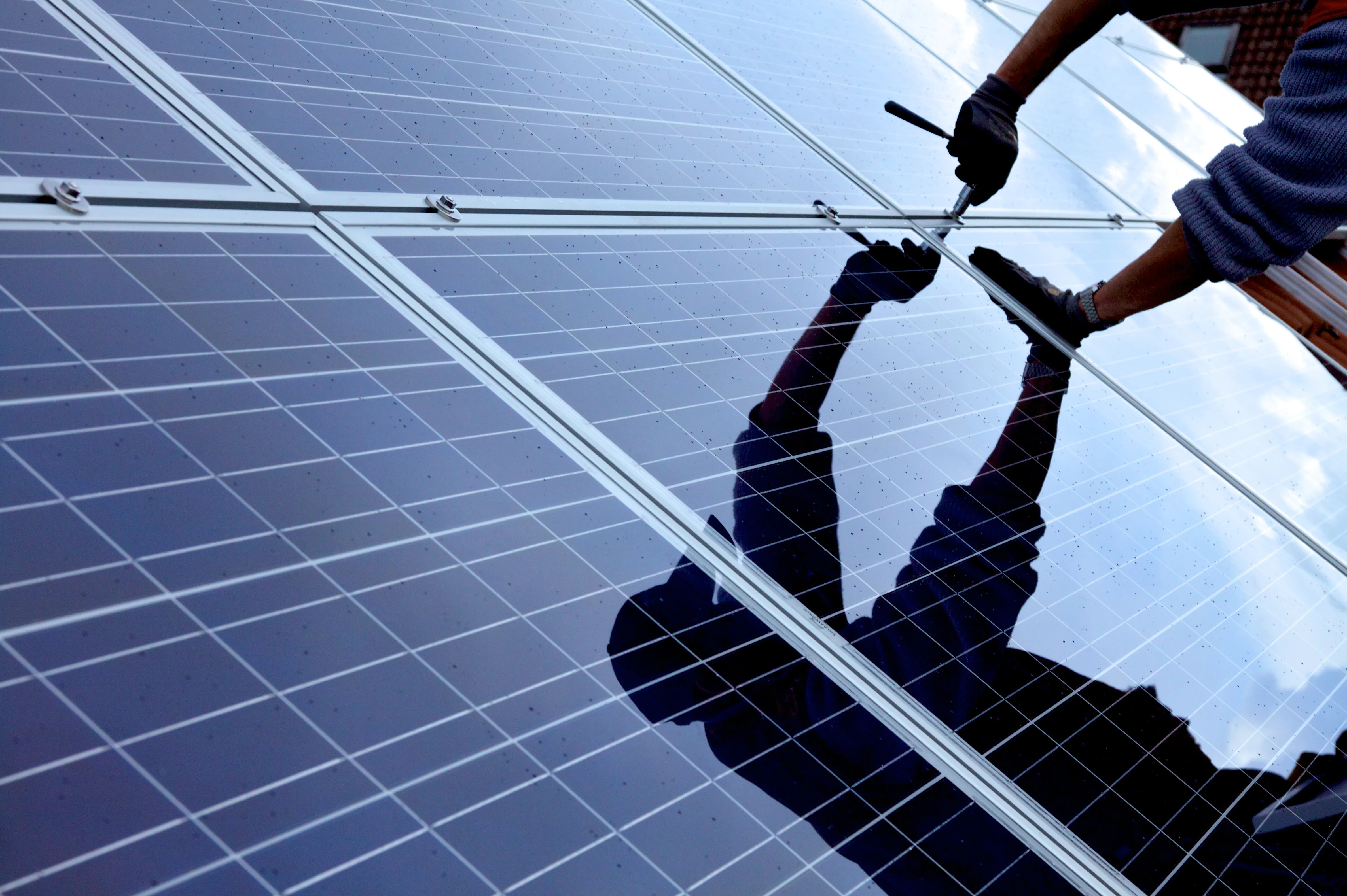 Handwerker installiert eine Photovoltaikanlage