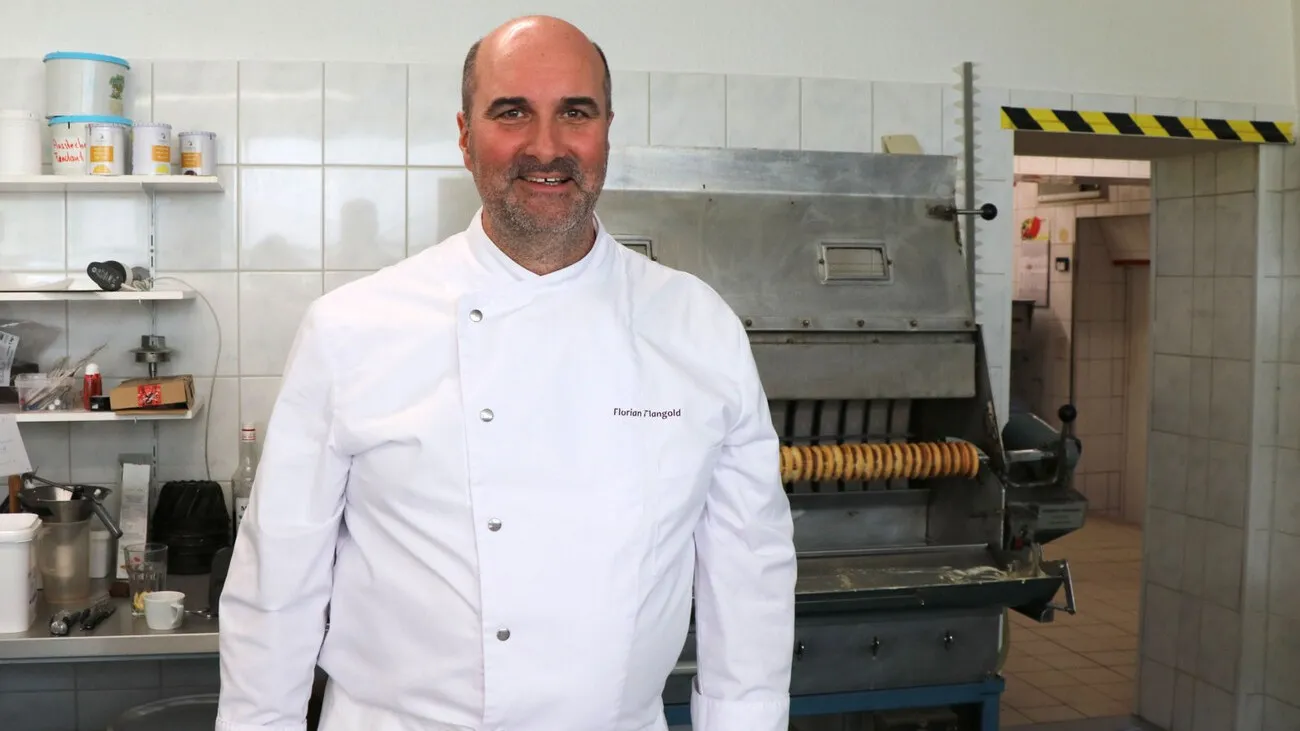 Florian Mangold vor der Baumkuchenmaschine des Betriebs, die schon vor 40 Jahren von seinem Schwiegervater angeschafft wurde.
