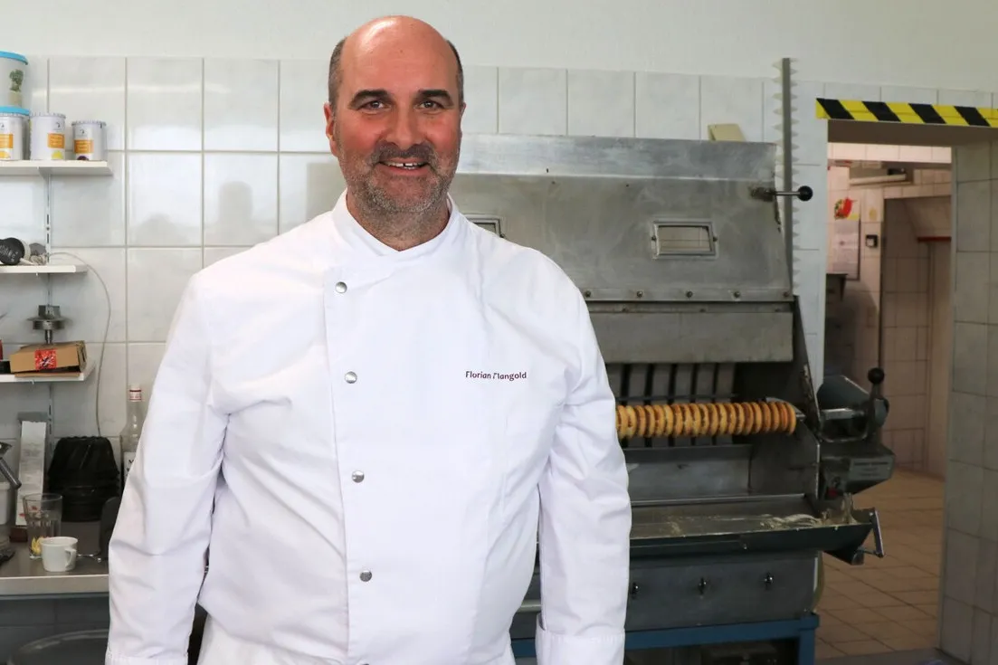 Florian Mangold vor der Baumkuchenmaschine des Betriebs, die schon vor 40 Jahren von seinem Schwiegervater angeschafft wurde.