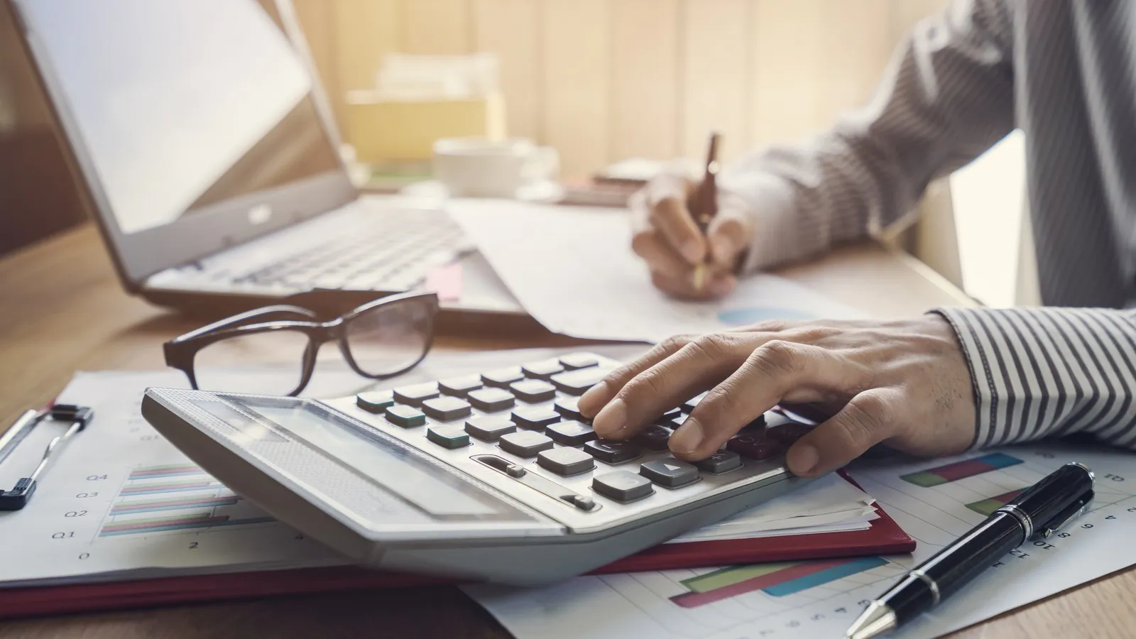 Geschäftsmann bei der Arbeit am Schreibtisch: Büroarbeit, Finanzen und Buchhaltung
