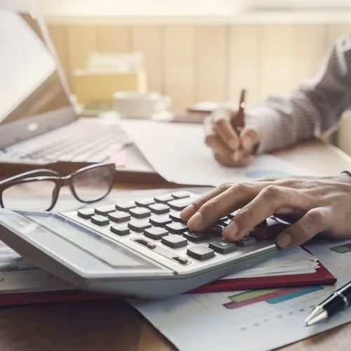 Geschäftsmann bei der Arbeit am Schreibtisch: Büroarbeit, Finanzen und Buchhaltung