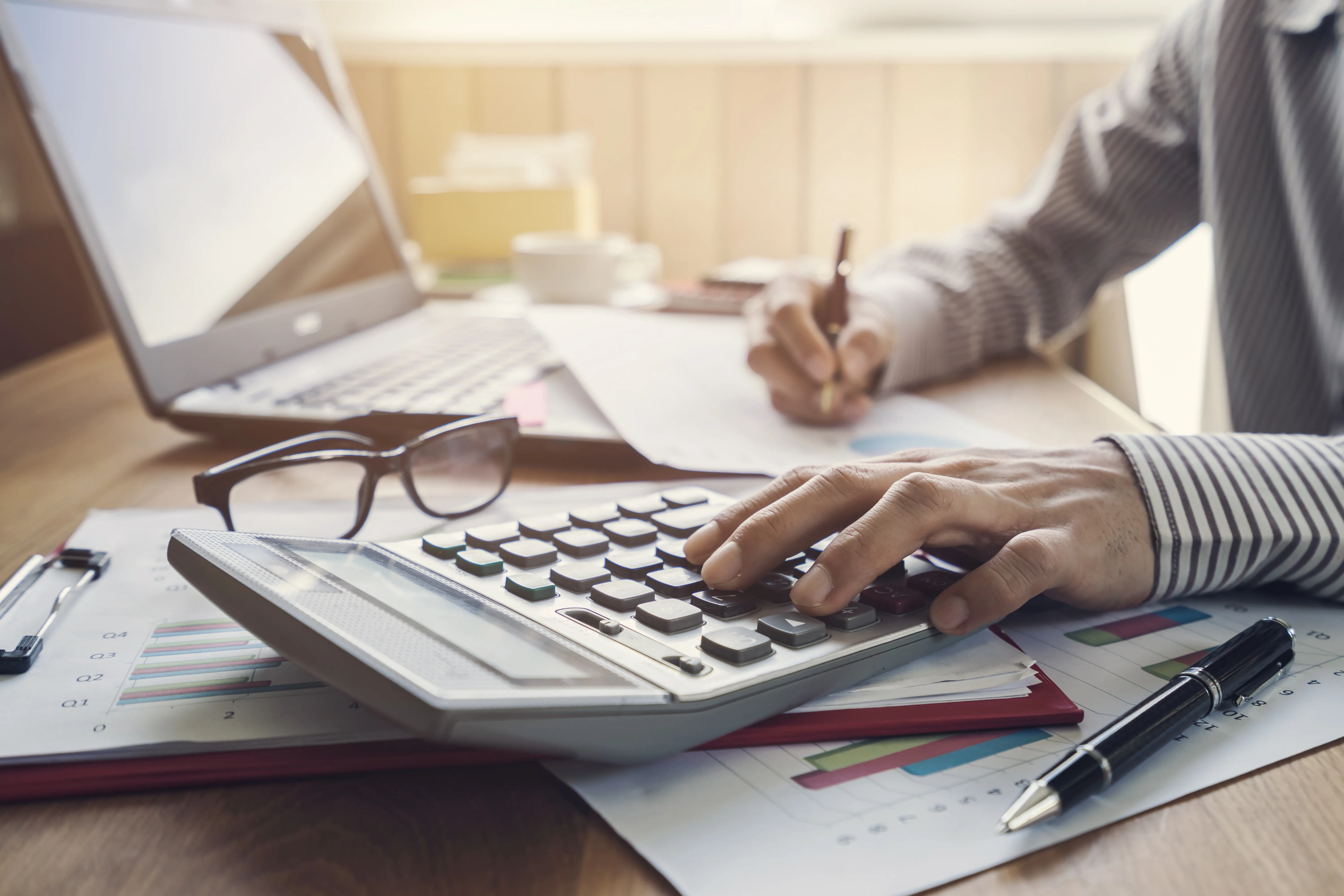 Geschäftsmann bei der Arbeit am Schreibtisch: Büroarbeit, Finanzen und Buchhaltung