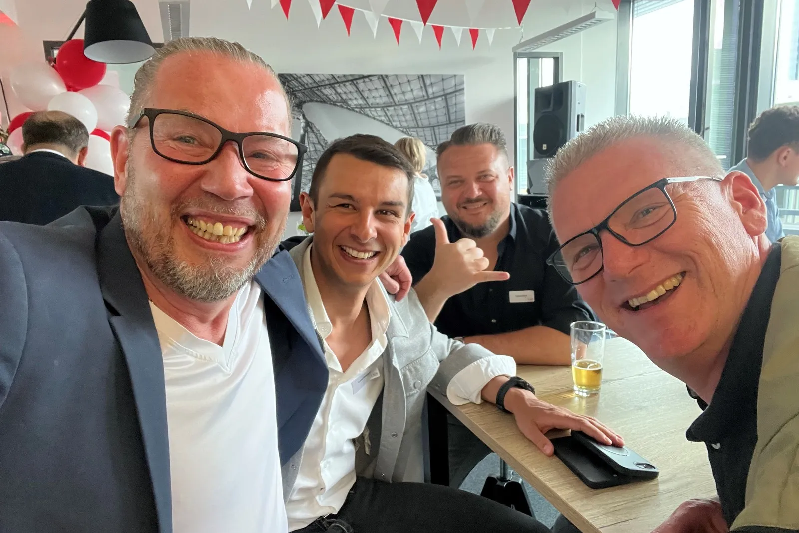 Kai Burkhardt (Schlütersche Mediengruppe) zusammen mit, Lorenz Vohburger  (Kia), Stephan Römer (Kia) und Christian Lochner (zeekr Europe) beim SHD-Jubiläum