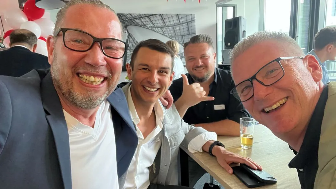 Kai Burkhardt (Schlütersche Mediengruppe) zusammen mit, Lorenz Vohburger  (Kia), Stephan Römer (Kia) und Christian Lochner (zeekr Europe) beim SHD-Jubiläum