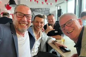 Kai Burkhardt (Schlütersche Mediengruppe) zusammen mit, Lorenz Vohburger  (Kia), Stephan Römer (Kia) und Christian Lochner (zeekr Europe) beim SHD-Jubiläum
