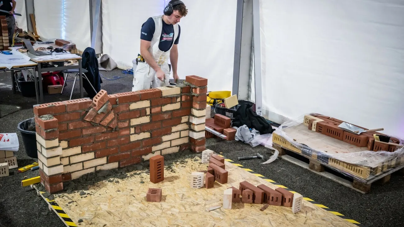 Foto von Samuel Kaiser bei der Maurer-Arbeit.