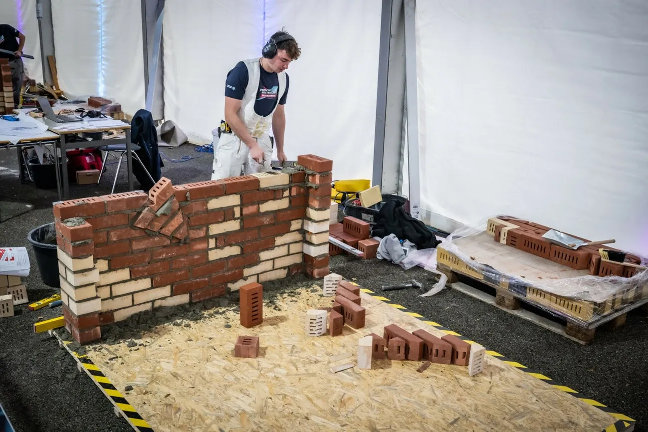 Foto von Samuel Kaiser bei der Maurer-Arbeit.