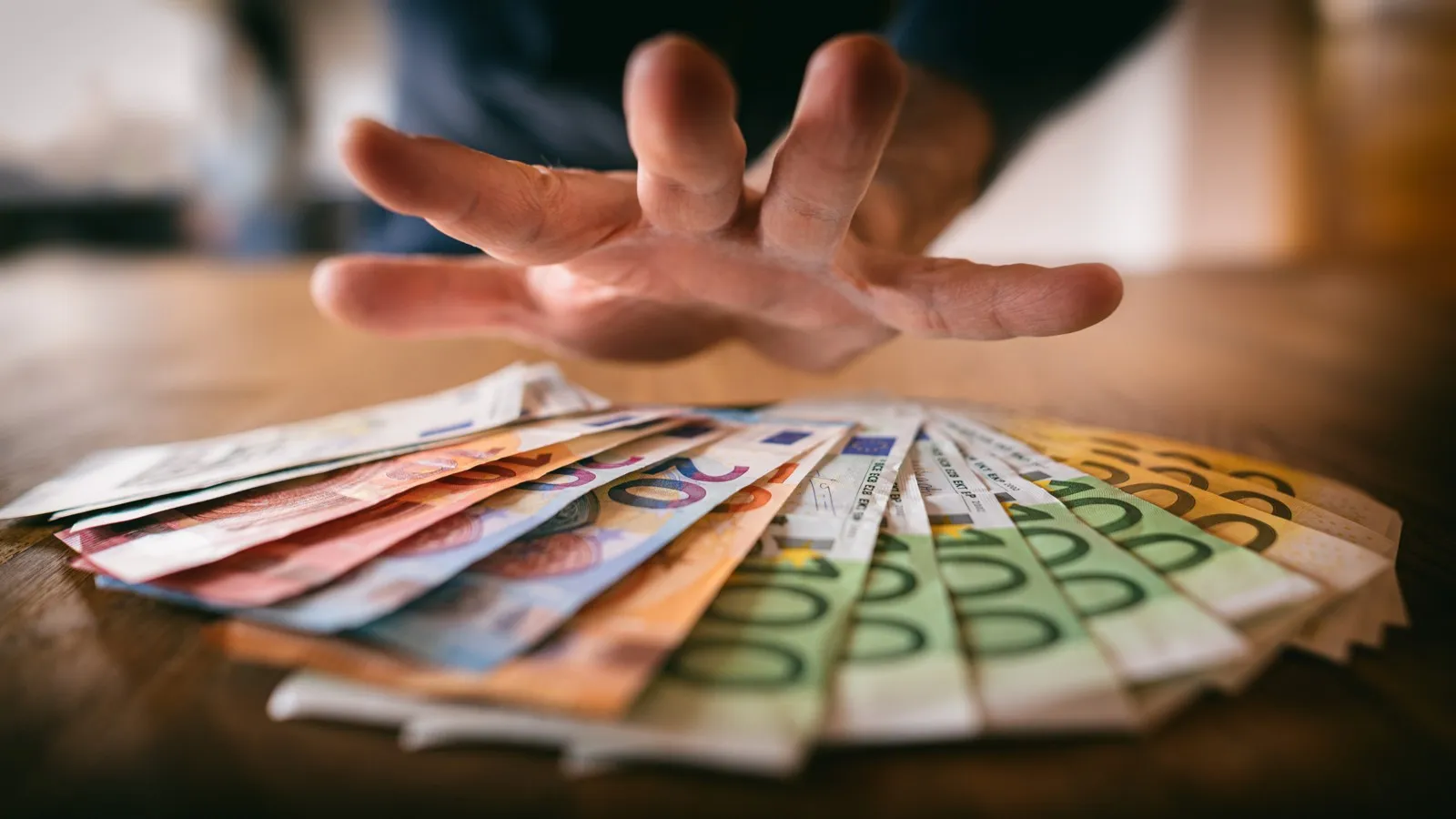 Vorsicht: Wer Mitarbeitenden bewusst Firmenwagen, Werkzeug und Material für private Schwarzarbeit überlässt, leistet Beihilfe zur Steuerhinterziehung.