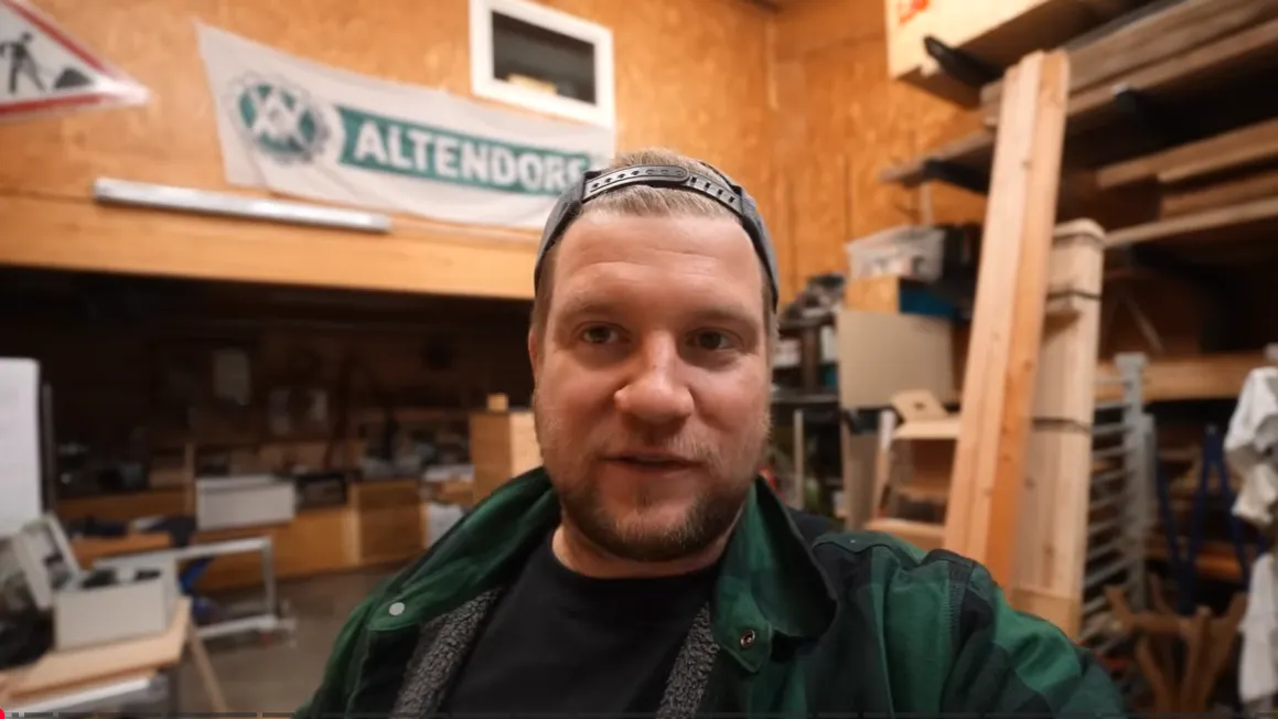 Siggi Hoffmann steht in seiner Werkstatt.