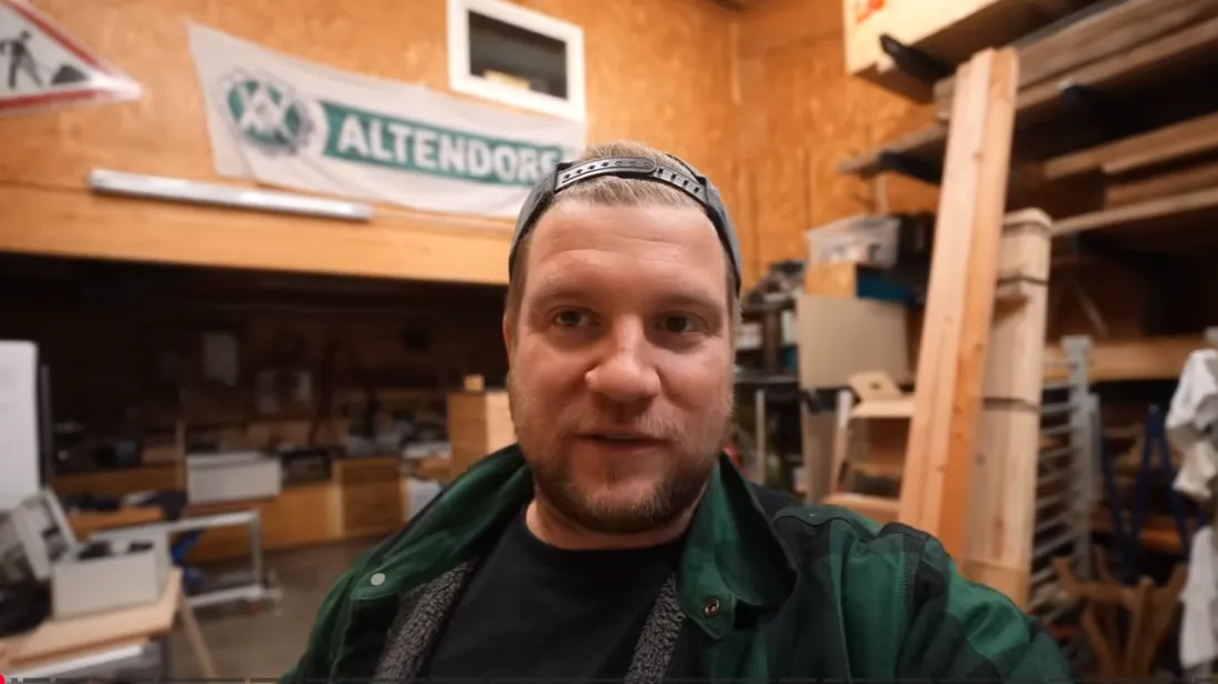 Siggi Hoffmann steht in seiner Werkstatt.