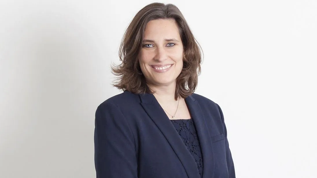 „Erstattet der Arbeitgeber eine Geldbuße, muss diese als geldwerter Vorteil versteuert werden“, sagt Simone Schäfer, Fachanwältin für Arbeitsrecht.