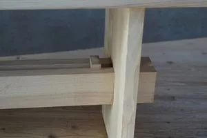 Stabile Verbindung: Gratnut, Gratfeder und eine Keilverbindung geben der Bank ihre Stabilität.