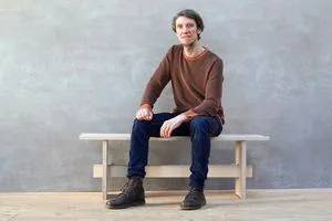 Tischler und Designer Daniel Funke auf „Alva“.
