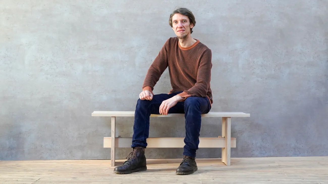 Tischler und Designer Daniel Funke auf „Alva“.