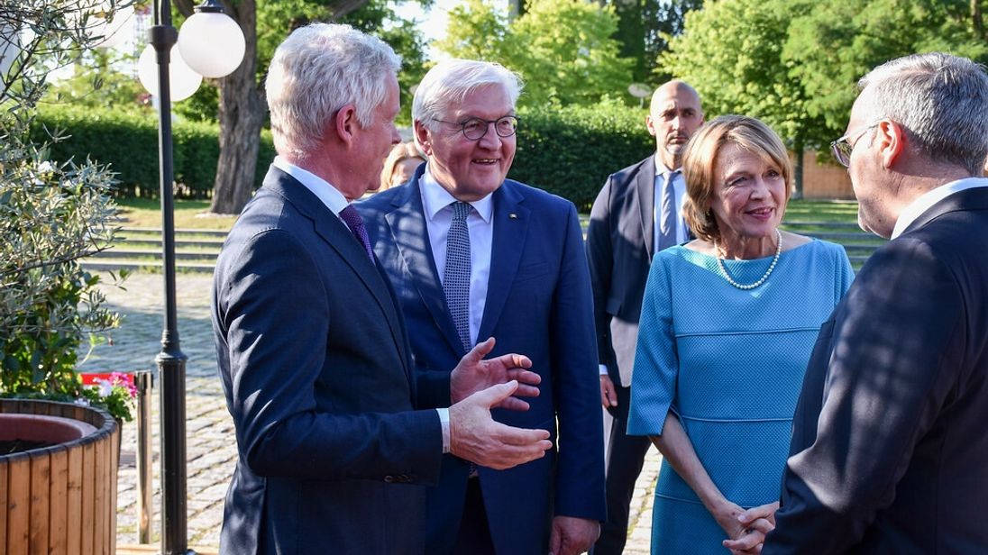 Bundespräsident Frank-Walter Steinmeier und seine Frau Elke Büdenbender waren unter den Gästen.