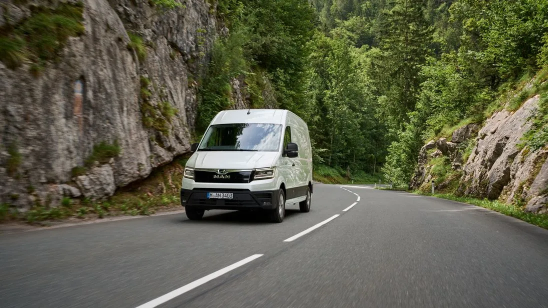 Weißer MAN Transporter auf der Straße