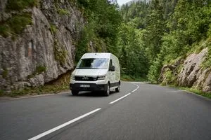 Weißer MAN Transporter auf der Straße
