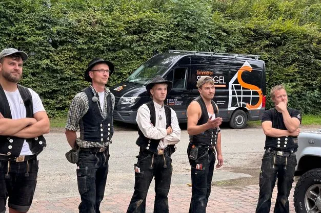 Zimmerermeister Henrik Stengel (re.) mit einem Teil seines Teams auf der Baustelle.