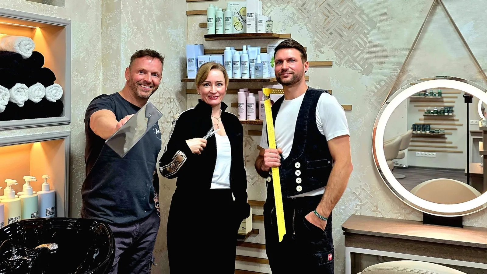 Malermeister Bastian Rackebrandt, Friseurmeisterin Susanne Isekeit und Zimmermann Altgeselle Alexander Korn (v.l.n.r.) haben den Isicut-Salon geimeinsam gestaltet.