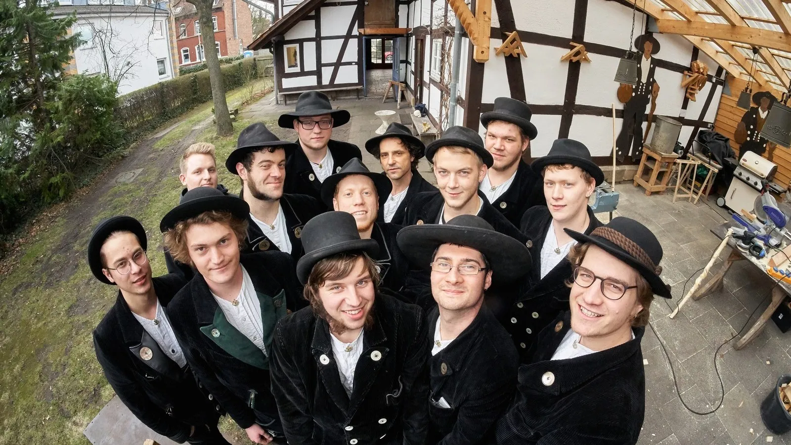 Gruppenfoto der Wandergesellen in traditioneller Zunftkleidung aus der Vogelperspektive.