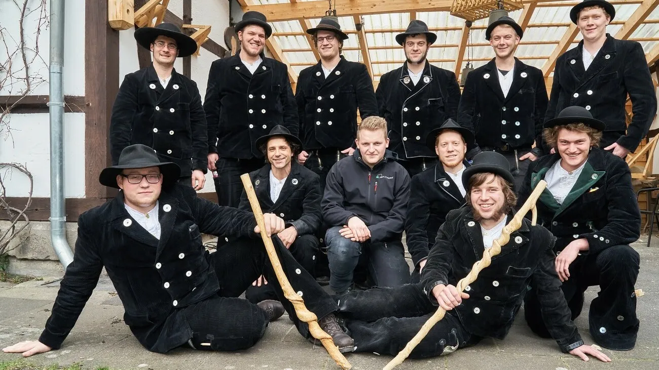 Gruppenfoto der Wandergesellen in ihrer Zunftkleidung.