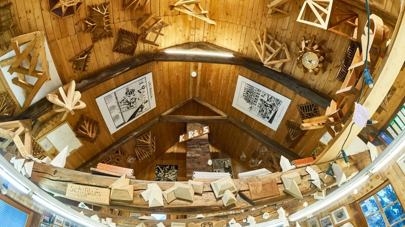 Aus der Vogelperspektive: Ein Blick ins Zunfthaus, im Dachgeschoss hängen Arbeiten von Generationen von Wandergesellen.