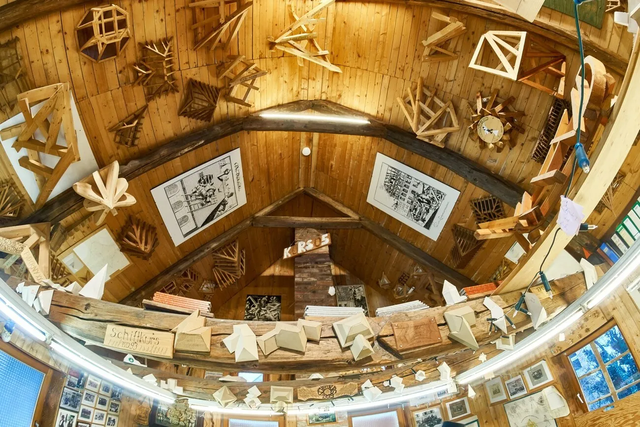 Aus der Vogelperspektive: Ein Blick ins Zunfthaus, im Dachgeschoss hängen Arbeiten von Generationen von Wandergesellen.