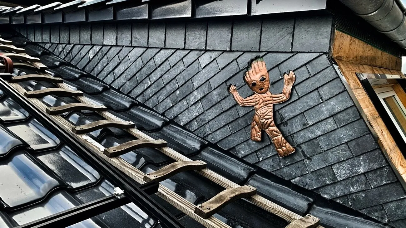Eine Nahaufnahme von Wenzels Werk "Groot" eingearbeitet in ein Dach.