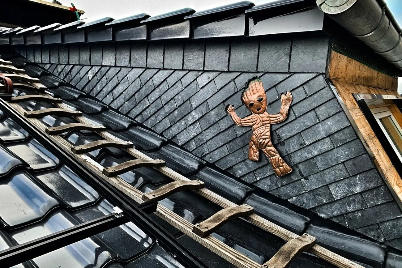 Eine Nahaufnahme von Wenzels Werk "Groot" eingearbeitet in ein Dach.