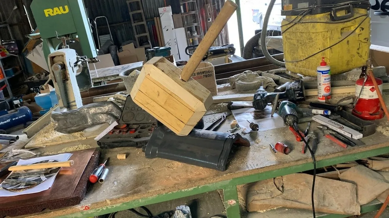 Ein Einblick in die Arbeit von Michael Wenzel. Hier wird ain einer Werkstatt der Hammer von Thor aus Holz gemacht.