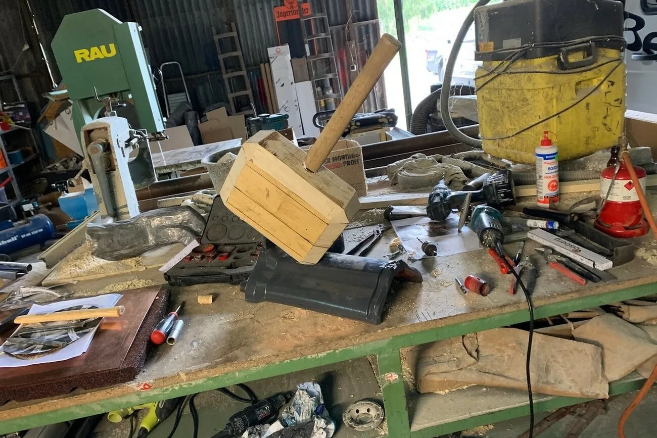 Ein Einblick in die Arbeit von Michael Wenzel. Hier wird ain einer Werkstatt der Hammer von Thor aus Holz gemacht.
