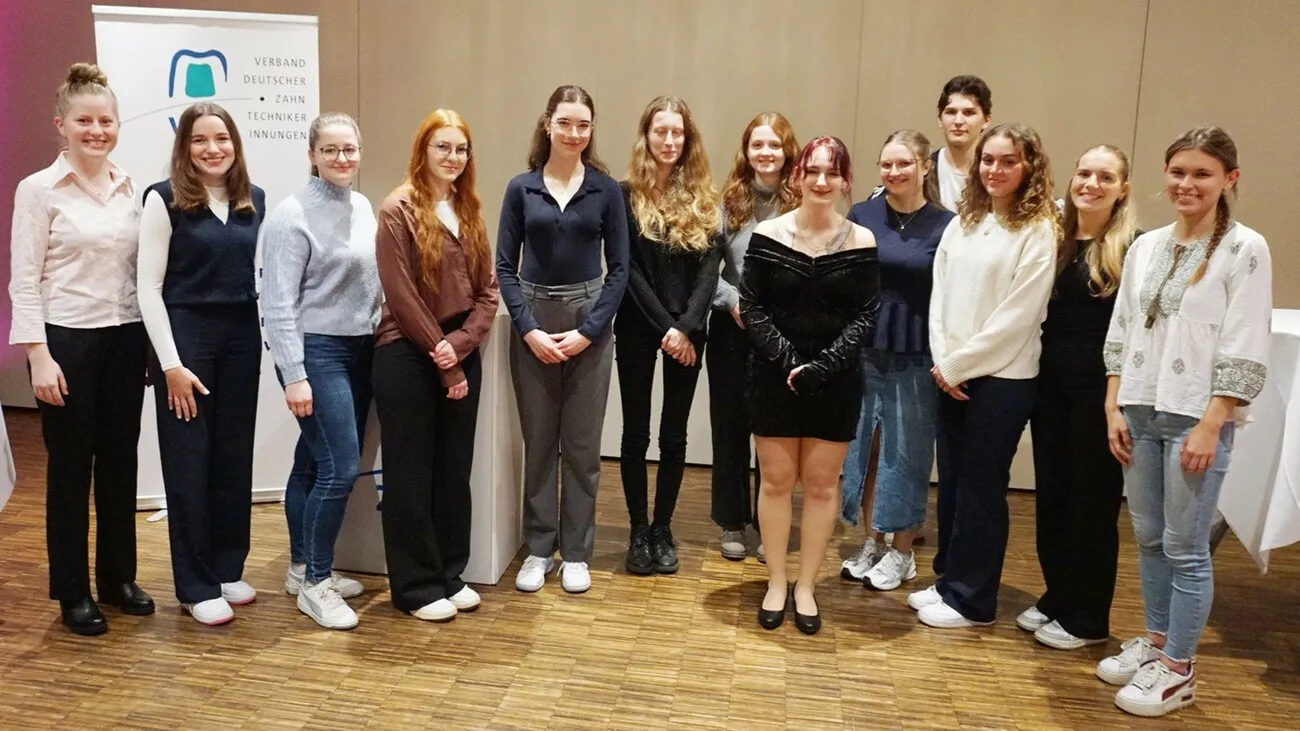 Ein Gruppenfoto von Deutschlands besten Zahntechnikerinnen. Die Siegerin Cornelia Zanuttini ist die zweite von links.