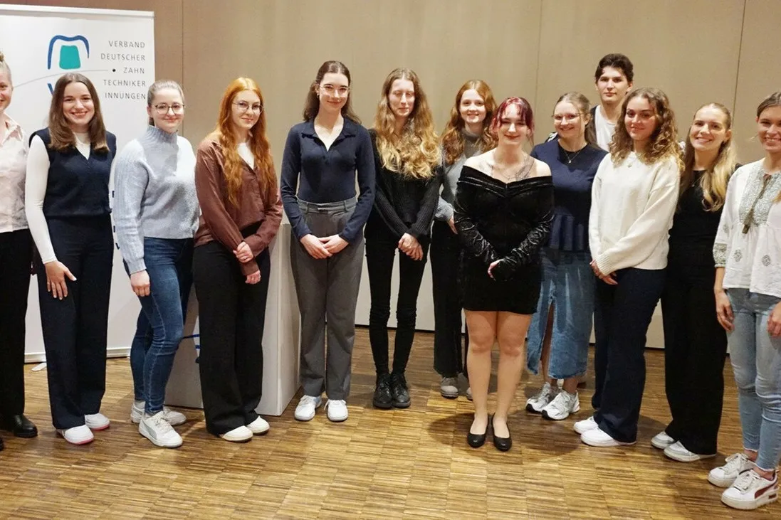 Ein Gruppenfoto von Deutschlands besten Zahntechnikerinnen. Die Siegerin Cornelia Zanuttini ist die zweite von links.