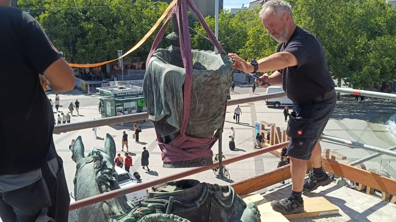 Axel Siebert und Jafar Hamo bei der Abnahme des Kopfes.