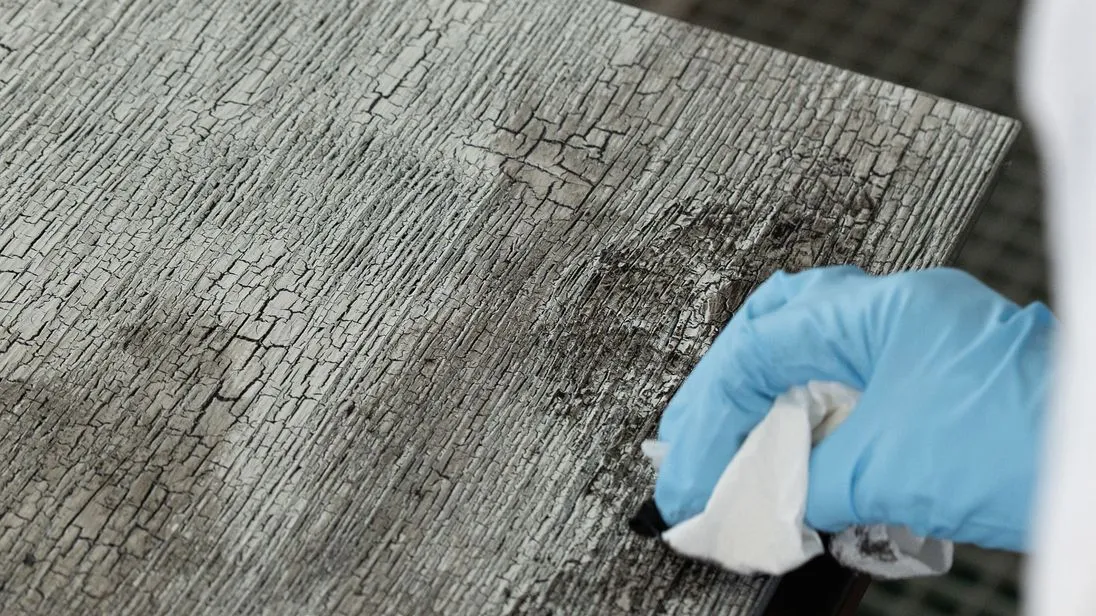 Die Optik von Asche kann mit einem Lappen auf das Holz getupft werden.