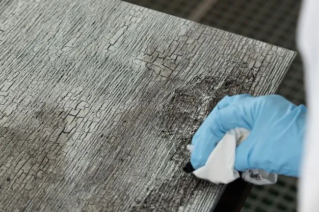 Die Optik von Asche kann mit einem Lappen auf das Holz getupft werden.