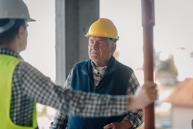 Suchen Sie das Gespräch, wenn einer Ihrer Mitarbeitenden kurz vor der Rente steht und im Arbeitsvertrag nichts geregelt ist.