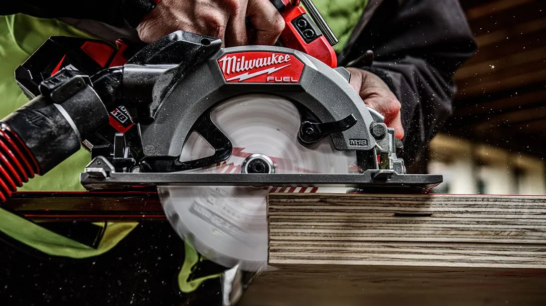 Mit der M18 FUEL Akku-Kreissäge FCSDC165 552C stellt Milwaukee ein neues 18 Volt Modell vor.