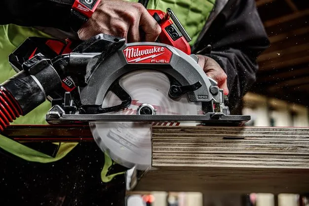 Mit der M18 FUEL Akku-Kreissäge FCSDC165 552C stellt Milwaukee ein neues 18 Volt Modell vor.