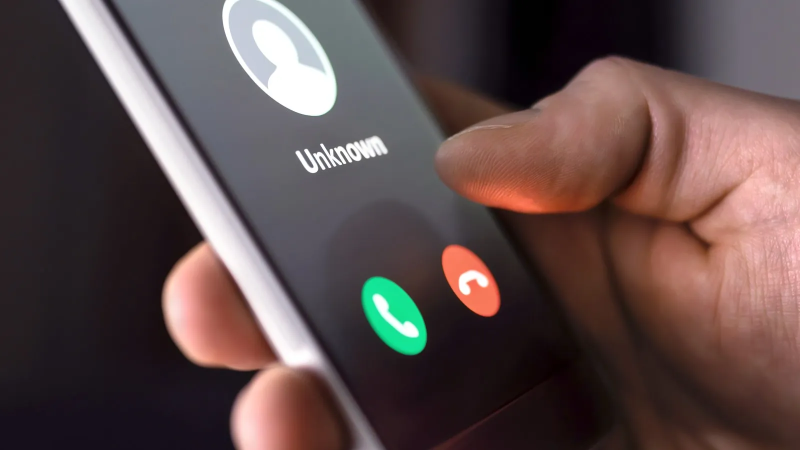 Nahaufnahme eines Smartphones, welches von einer unbekannten Nummer angerufen wird.