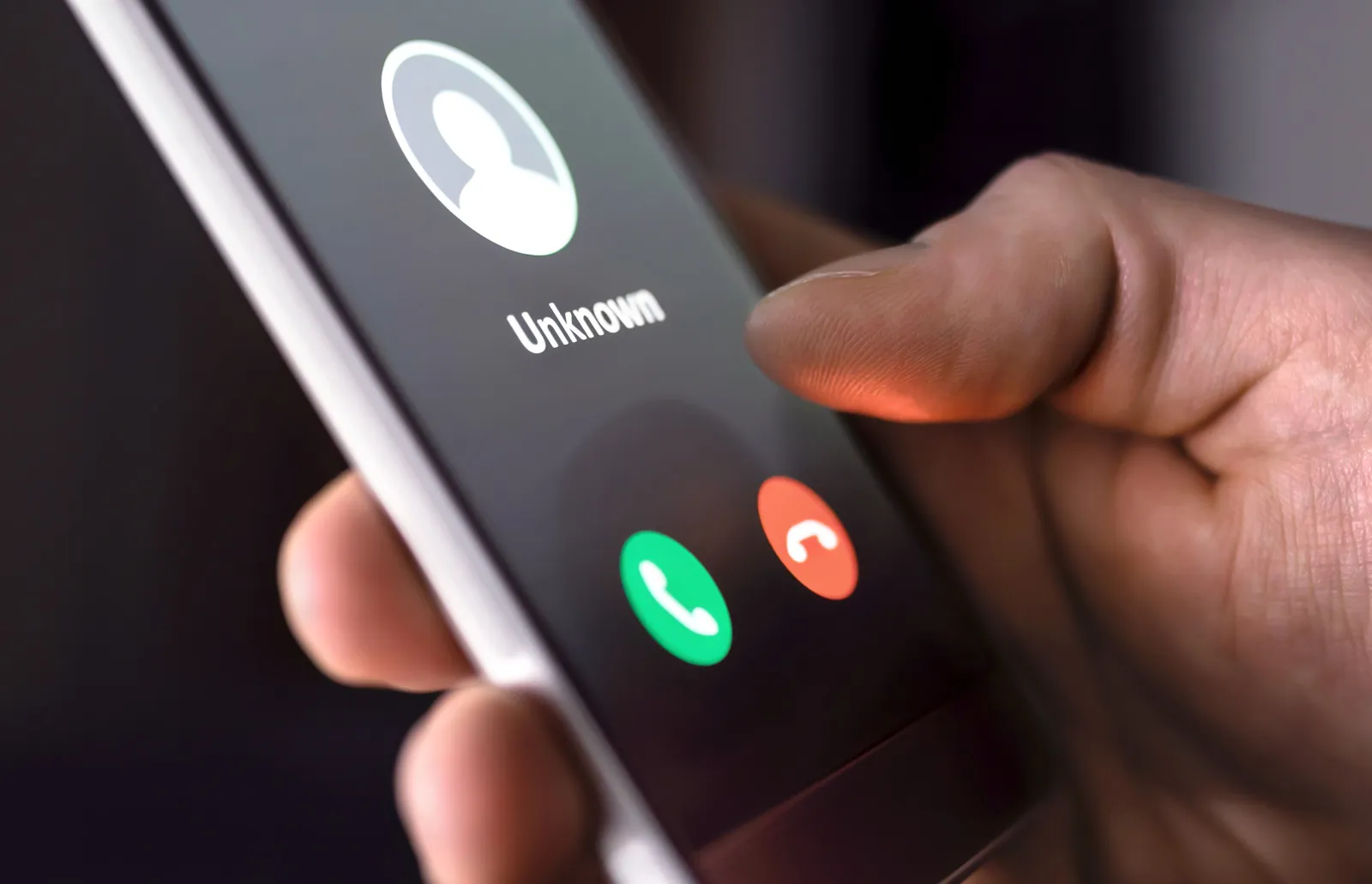 Nahaufnahme eines Smartphones, welches von einer unbekannten Nummer angerufen wird.